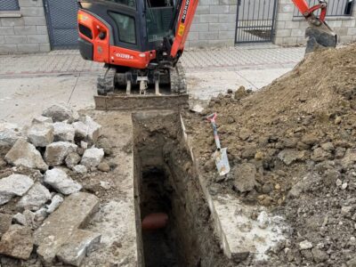 Výkop pre prípojky vody a kanalizácie, Pezinok, Bystrická Výkop pre vodovodnú a kanalizačnú prípojku bytového domu v Pezinku